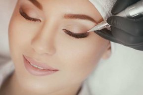 Frau bei Kosmetikbehandlung