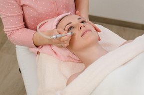 Frau bei Kosmetikbehandlung